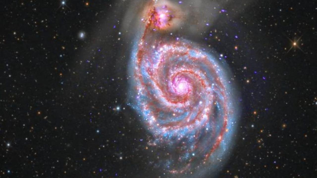 Gambar penuh warna pertama teleskop dan data spektroskopi ini dirilis selama siaran televisi pada pukul 10:30 EDT (14:30 UTC) pada hari Selasa, 12 Juli 2022, dari Pusat Penerbangan Luar Angkasa Goddard NASA di Greenbelt, Maryland.