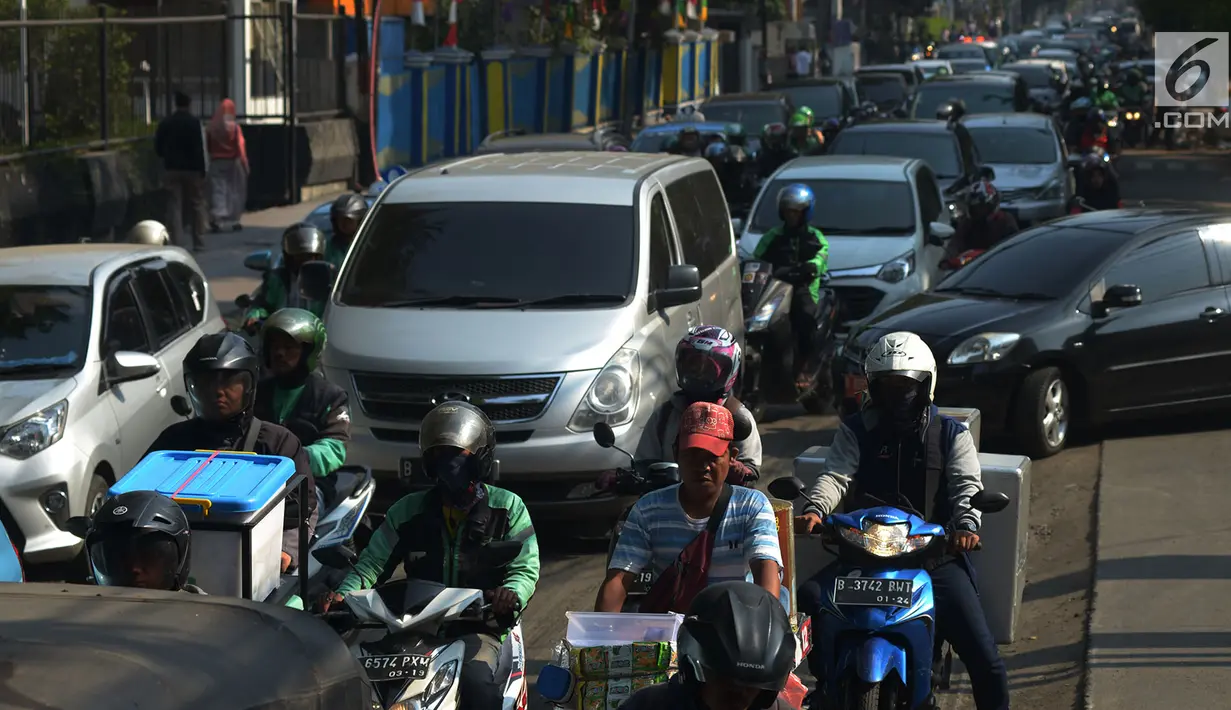 Pengendara padat merayap melewati jalan Cikini Raya, Jakarta, Kamis (1/8/2019). Kemacetan jalan tersebut karena adanya proyek pelebaran trotoar yang direvitalisasi serta penggantian aspal jalan dan volume kendaraan yang cukup tinggi. (merdeka.com/Imam Buhori)