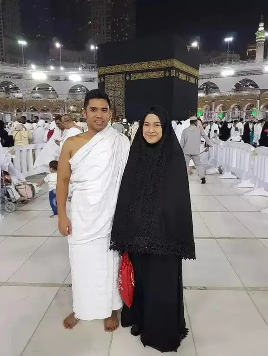 Potret Dian Sastrowardoyo Umrah Bareng Keluarga (Sumber: Instagram/therealdisastr)