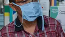 Seorang pria membawa sebungkus masker di Pasar Pramuka, Jakarta Timur, Rabu (4/3/2020). Polda Metro Jaya menggelar sidak di Pasar Pramuka untuk menyikapi lonjakan harga dan kelangkaan masker di pasaran terkait virus corona atau COVID-19. (merdeka.com/Imam Buhori)
