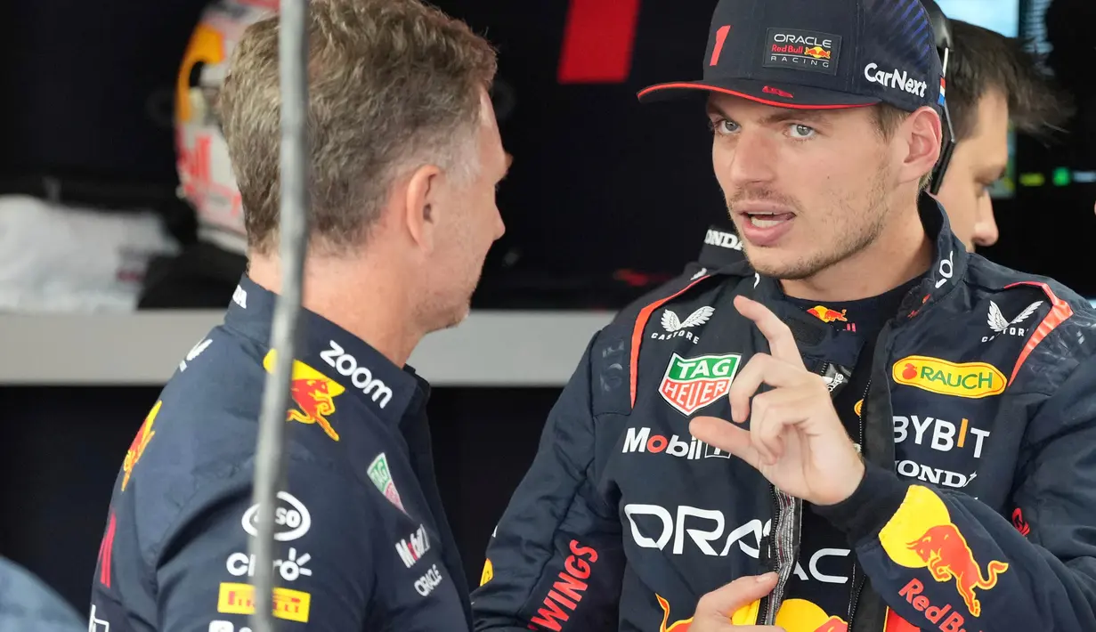 Pembalap Red Bull Max Verstappen (kanan) berbincang dengan kepala tim, Christian Horner saat latihan kedua menjelang Grand Prix Formula Satu Jepang di Sirkuit Suzuka, Jepang, Jumat, 22 September 2023. (AP Photo/Toru Hanai)