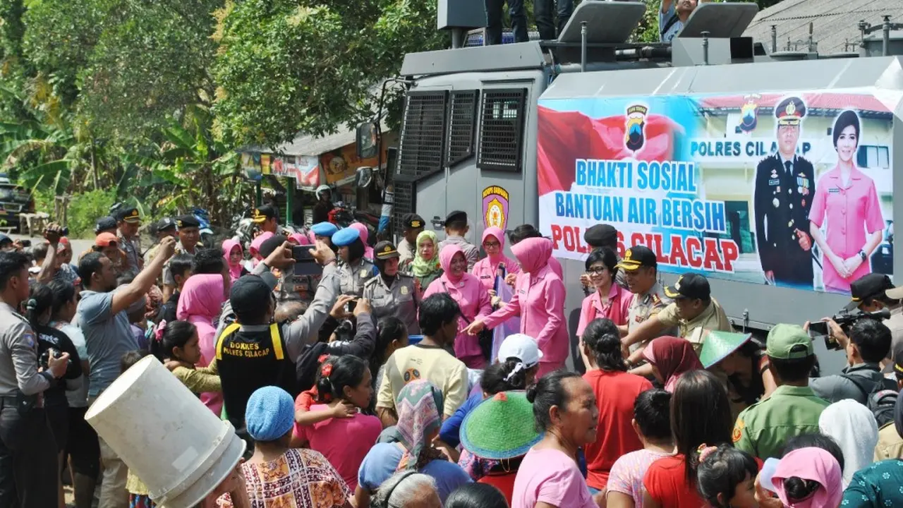 Polres Cilacap mengirimkan air bersih ke Desa Brebeg Kecamata Jeruklegi, Cilacap dengan Water Cannon. (Foto: Liputan6.com/Polres Cilacap/Muhamad Ridlo)