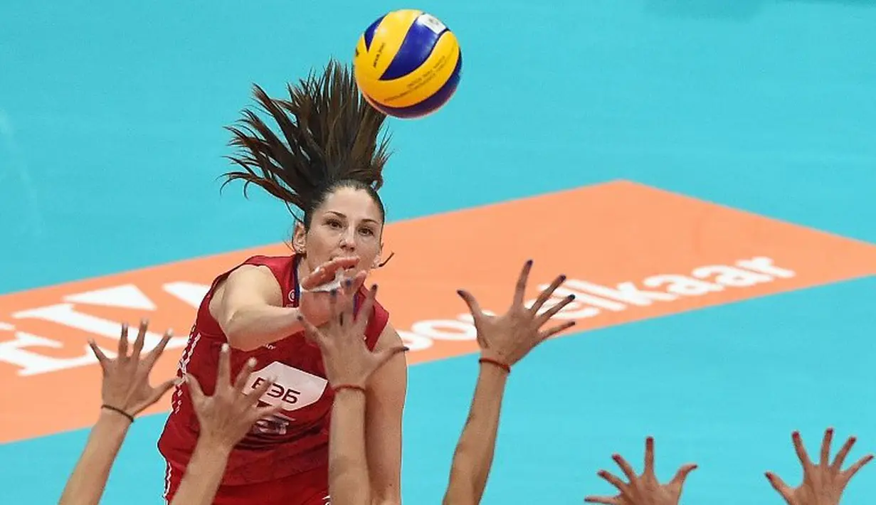 Pemain Russia Tatiana Kosheleva  melakukan spike ke arah lawannya pada laga semifinal Women's Euro Volley 2015 antara Russia vs Serbia di Ahoy Arena, Rotterdam, Sabtu (03/10/2015).  AFP Photo/Emmanuel Dunand