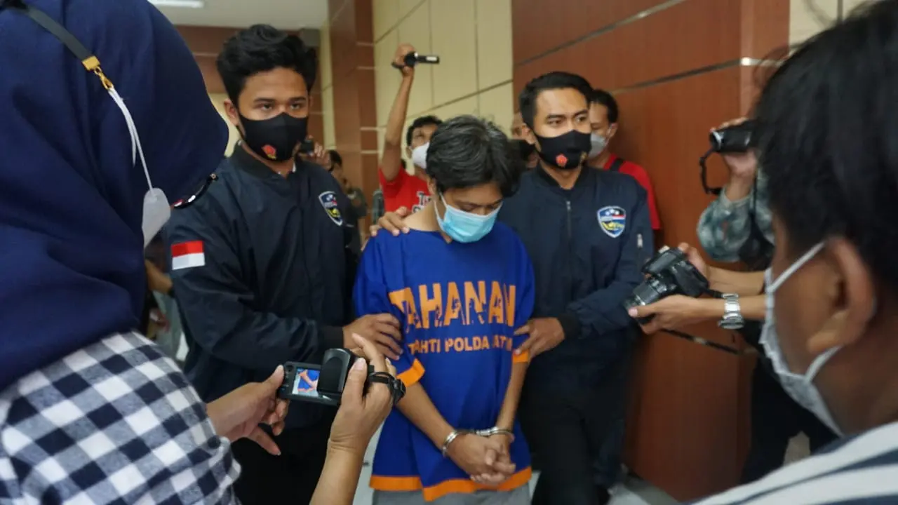 Polda Jatim menangkap OS, tersangka prostitusi anak dibawah umur. (Ist)