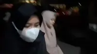 Wanita muda YSA (kanan), pelaku pelecehan seksual terhadap belasan anak ketika ditangkap polisi. (Liputan6.com/istimewa)