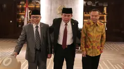 Ketua DPR Ade Komaruddin (kiri) berfoto bersama Ketua MKD Surahman Hidayat (tengah) usai pertemuan di ruangan Pimpinan DPR, Jakarta, Senin (2/1). Pertemuan membahas rencana menyusun Undang Undang Etika pada lembaga perwakilan. (Liputan6.com/Angga Yuniar)