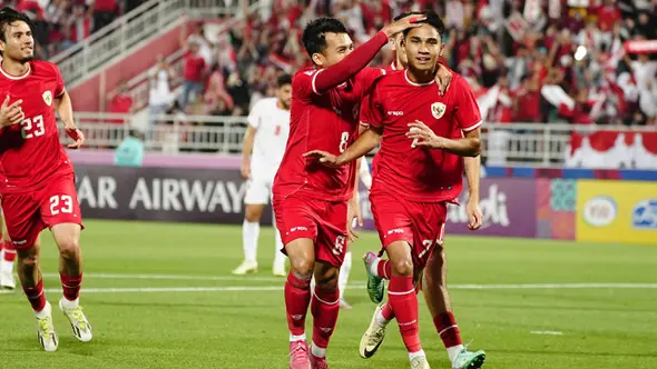<p>Selebrasi pemain Timnas Indonesia U-23, Marselino Ferdinan (kanan) bersama Witan Sulaeman setelah mencetak gol pertama ke gawang Yordania U-23 lewat eksekusi penalti pada laga ketiga Grup A Piala Asia U-23 2024 di Abdullah bin Khalifa Stadium, Doha, Qatar, Minggu (21/4/2024). (Dok. PSSI)</p>