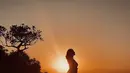 Dalam postingan ini, Mutia Ayu tampak sempurna. Dengan latar belakang pohon yang disinari matahari senja nan indah. (Liputan6.com/IG/@mutia_ayuu)