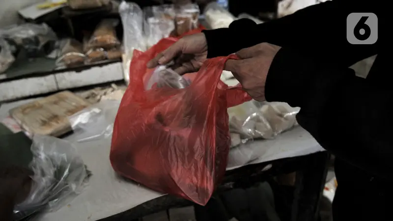 Kantong Plastik Masih Marak di Pasar Tebet