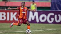 Pemain Borneo FC, Terens Puhiri, Sabtu (21/11/2015). (Bola.com/Vitalis Yogi Trisna)
