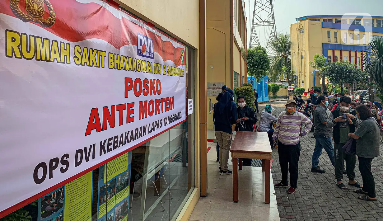 Sejumlah keluarga korban kebakaran Lapas Kelas I Tangerang mendatangi RS Polri Kramat Jati di Jakarta, Rabu (8/9/2021). Keluarga korban kebakaran Lapas Kelas I Tangerang mendatangi Posko Ante Mortem untuk melaporkan kehilangan anggota keluarga mereka. (Liputan6.com/Faizal Fanani)