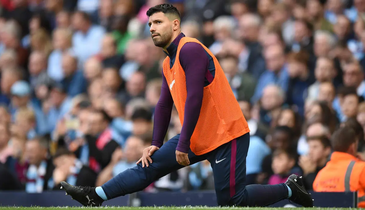 Striker Manchester City, Sergio Aguero melakukan pemanasan saat pertandingan melawan Stoke City pada lanjutan Liga Inggris di Stadion Etihad di Manchester, (14/10). Aguero mengalami patah tulang rusuk akibat kecelakaan tersebut. (AFP Photo/Oli Scarff)