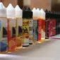 Liquid vape diperlihatkan saat pemberian izin perdana berupa NPPBKC, Jakarta, Rabu (18/7). Di dalam aturan yang berlaku 1 Juli 2018, liquid vape yang merupakan hasil pengolahan tembakau lainnya (HPTL) dikenakan tarif cukai 57%. (Liputan6.com/Angga Yuniar)