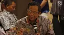 Mantan Ketua Mahkamah Konstitusi, Mahfud MD memberi pandangan saat diskusi persoalan dualisme kepemimpinan di tubuh Dewan Perwakilan Daerah (DPD) RI di Jakarta, Rabu (13/2). (Liputan6.com/Helmi Fithriansyah)