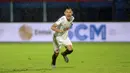 Sutan Tan yang merupakan penendang keempat dalam adu penalti bagi PSM Makassar sukses merobek gawang PSIS dan membawa PSM Makassar melaju ke babak semifinal Piala Menpora 2021. (Foto: Bola.com/Arief Bagus)