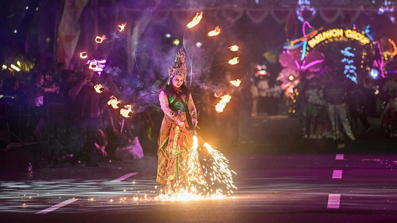 FOTO: Surabaya Vaganza 2026 Hadirkan Parade Lampu  dan Atraksi Penari Api