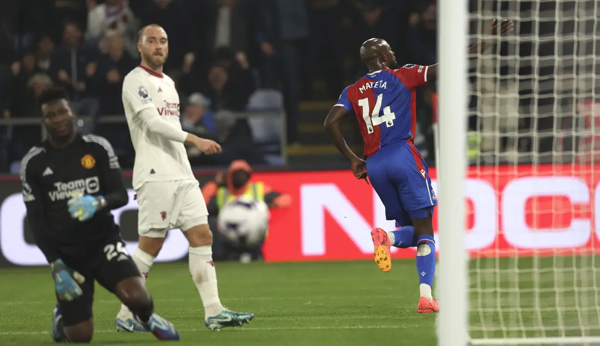 Pemain Crystal Palace, Jean-Philippe Mateta, mencetak gol ke gawang Manchester United pada laga pekan ke-36 Premier League 2023/2024 yang digelar di Selhurst Park, Selasa (7/5/2024). Kekalahan ini membuat MU harus puas menduduki peringkat delapan dengan poin 54. (AP Photo/Ian Walton)