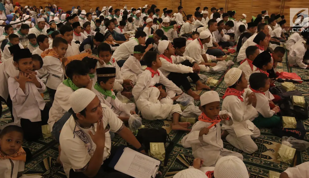 Sejumlah anak yatim mengikuti buka bersama di Pullman Central Park Jakarta, Selasa (22/5). Buka puasa bersama tersebut mengambil tema "Dengan Semangat Ramadan Membangun Kreatifitas & Akhlak Anak Bangsa". (Liputan6.com/Arya Manggala)