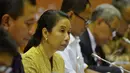 Menteri BUMN, Rini Soemarno mengikuti rapat kerja dengan Komisi VII DPR RI di Komplek Parlemen, Jakarta,  Jumat (24/4/2015). (Liputan6.com/Andrian M Tunay)