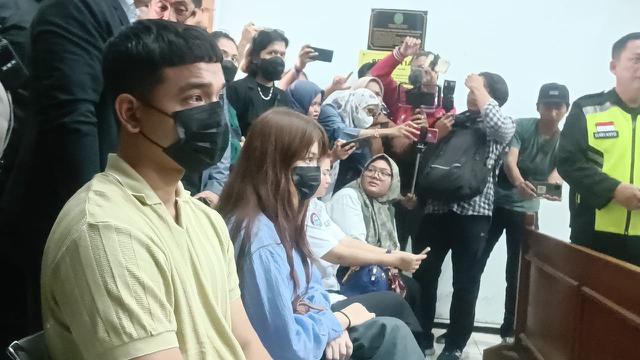 Rebecca Klopper juga ditemani sosok kekasihnya, Fadly Faisal.