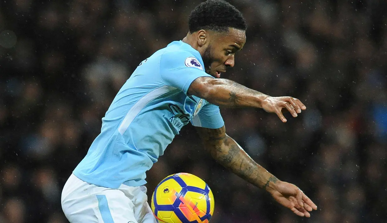 Penyerang Manchester City, Raheem Sterling berusaha mengontrol bola saat bertanding melawan Watford pada lanjutan Liga Inggris di stadion Etihad, (2/1). Gol Sterling menjadi yang tercepat di Premier League 2017/2018 sejauh ini. (AP Photo / Rui Vieira)