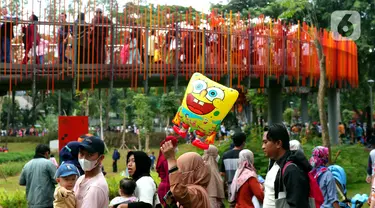 Masyarakat memadati taman bermain Tebet Eco Park di Jakrata Minggu (22/5/2022). Usai Presiden Joko Widodo  memberikan kelonggaran atas penggunaan masker banyak masyarakat mulai memadati area ruang terbuka untuk menghabiskan waktu bersama keluarga di akhir pekan. (Liputan6.com/Angga Yuniar)