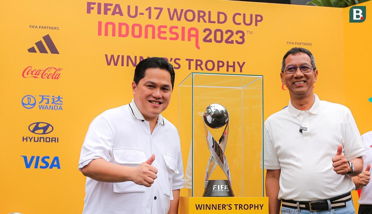 <p>Ketua PSSI, Erick Thohir (kiri), bersama Penjabat (Pj) Gubernur DKI Jakarta, Heru Budi Hartono, memamerkan trofi Piala Dunia U-17 2023 kepada masyarakat di Bundaran Hotel Indonesia (HI), Jakarta, Minggu (15/10/2023). (Bola.com/Bagaskara Lazuardi)</p>