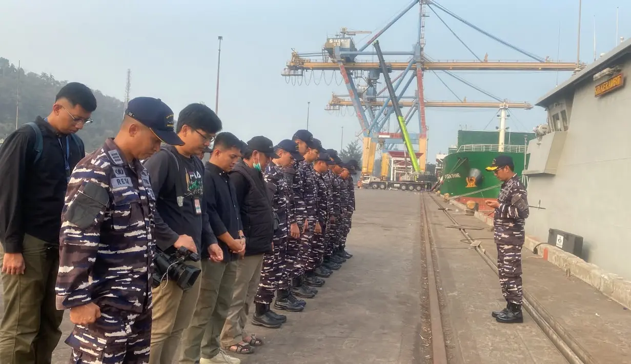 TNI Angkatan Laut mengerahkan kapal bersama unsur SAR untuk mencari lima jurnalis yang hilang kontak di perairan Selat Sunda saat hendak meliput aktivitas Gunung Anak Krakatau. (Foto: Unggahan Akun Medsos @sekretariat.kabinet)