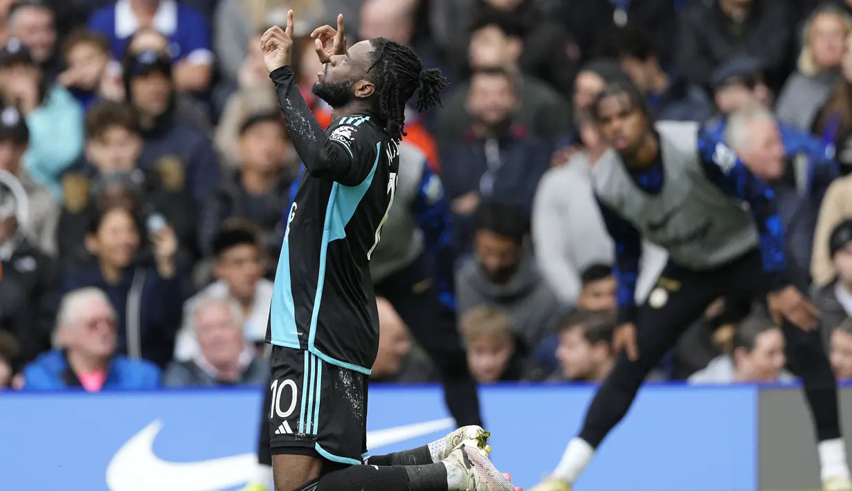 Selebrasi striker Leicester City, Stephy Mavididi setelah mencetak gol penyeimbang 2-2 ke gawang Chelsea pada laga perempatfinal Piala FA 2023/2024 di Stamford Bridge, London, Minggu (17/3/2024). (AP Photo/Dave Shopland)