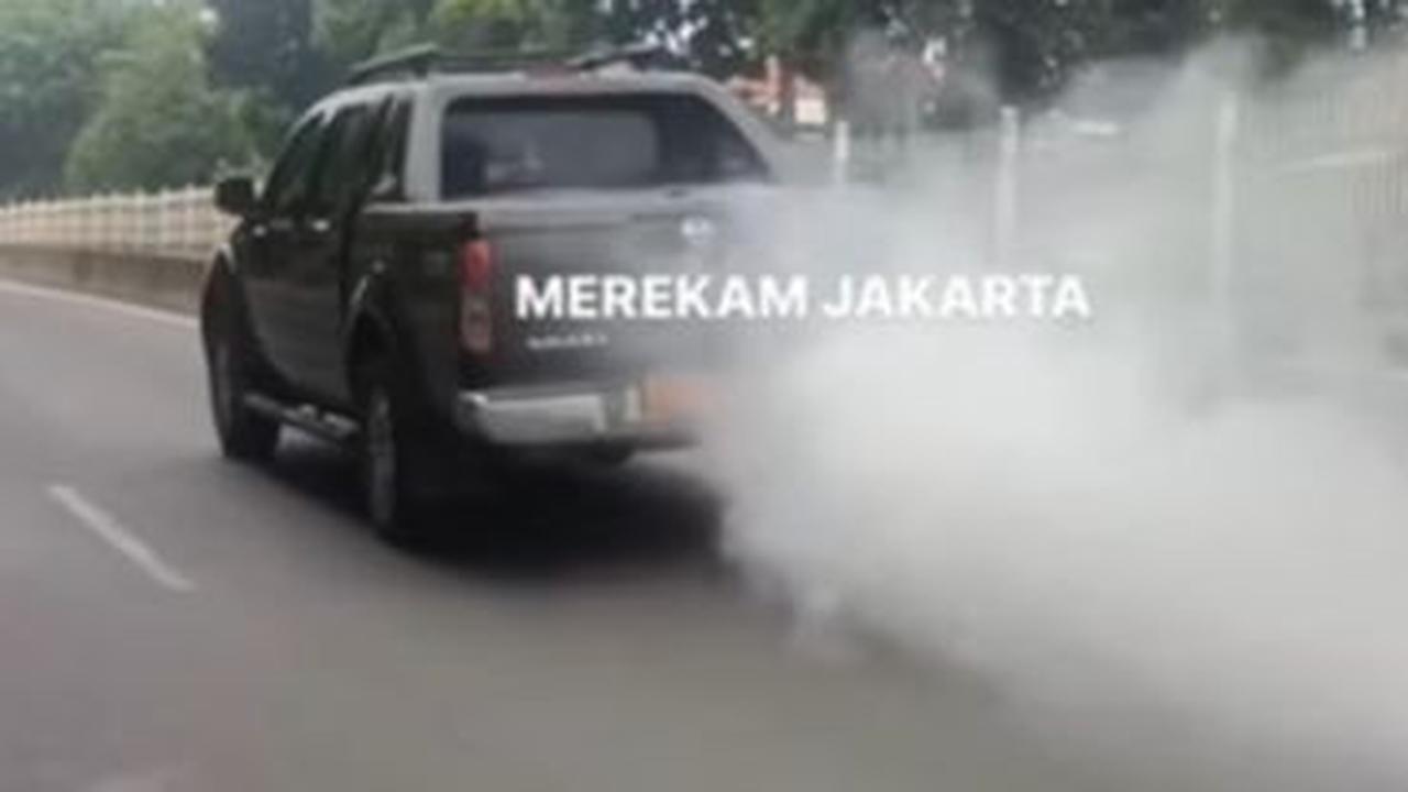 Viral! Video Mobil Pelat Merah Keluarkan Asap Putih Pekat dari Knalpot, Polisi: Punya Pemprov DKI