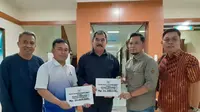 Ketua Umum KONI Jabar, Ahmad Saefudin dan Ketua Harian KONI Kabupaten Cianjur Tendi Hidayat saat menyerahkan bantuan untuk insan olah raga di Cianjur./Ist