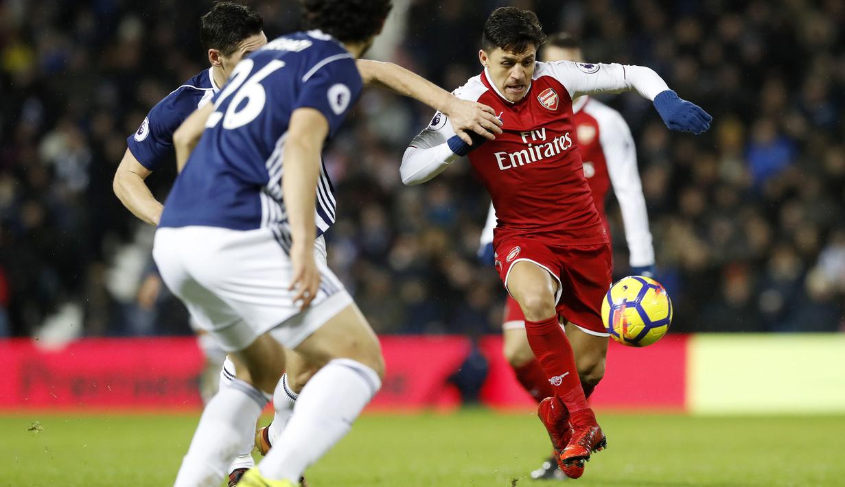 Pemain Arsenal, Alexis Sanchez (kanan) mencoba menerobos pertahanan West Bromwich pada lanjutan Premier League di The Hawthorns, West Bromwich, (31/12/2017). Arsenal bermain imbang 1-1 dengan West Bromwich. (Martin Rickett/PA via AP)