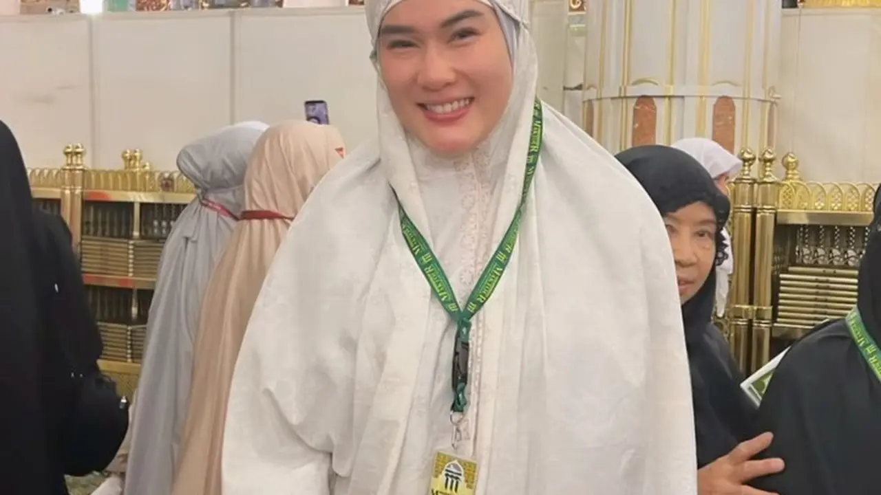 7 Potret Stevie Agnecya Jalani Umrah Pertama Kali Usai Menjadi Mualaf
