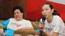 Pemain yang saat ini dibina PB Djarum, Gloria Emanuelle (kanan) saat konferensi pers Djarum Badminton All Stars 2015 di Cilegon, Banten, Sabtu (14/3). (Liputan6.com/Helmi Afandi)