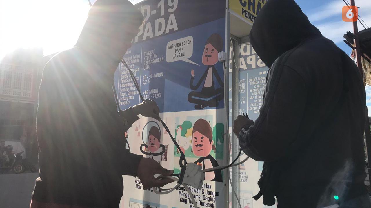 pemasangan fasilitas bilik disinfektan di pasar Manonda Palu