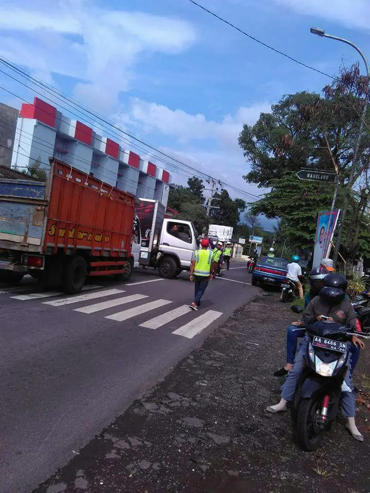 Jalan raya Secang-Temanggung ditutup sementara saat penggrebekan teroris berlangsung. (foto: /edhie prayitno ige)