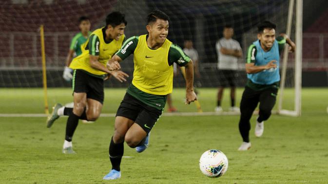 Pemain Timnas Indonesia, Febri Haryadi, menggiring bola saat latihan jelang laga kualifikasi Piala Dunia di SUGBK, Jakarta, Senin (2/9). Indonesia akan berhadapan dengan Malaysia. (Bola.com/M Iqbal Ichsan)