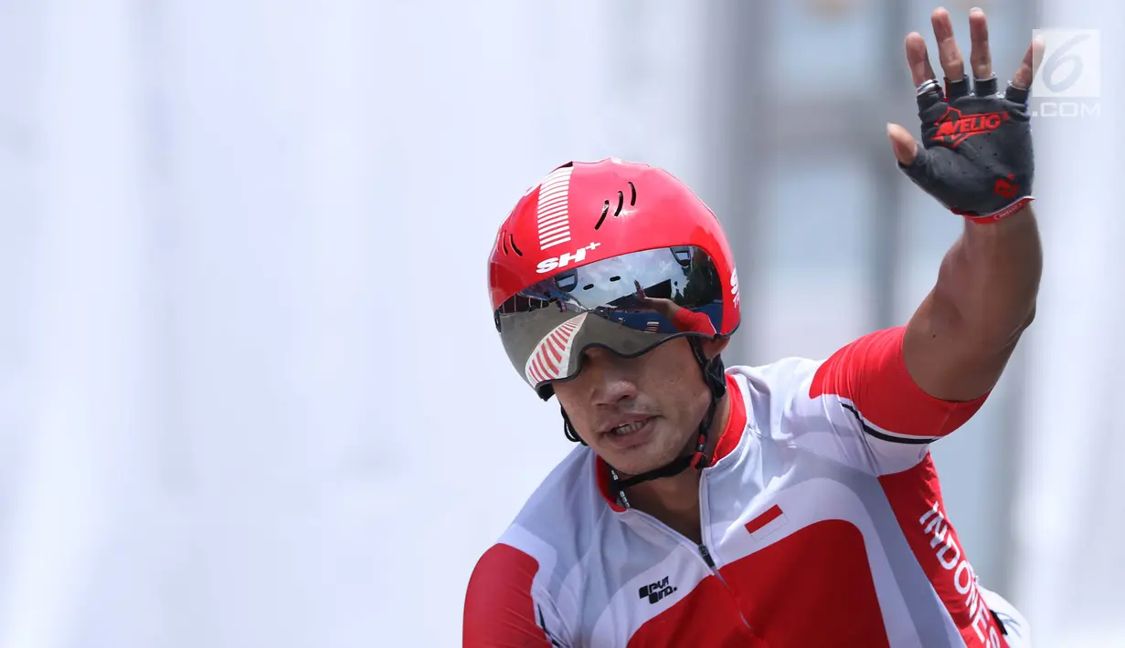 Atlet ParaCycling, Martin Losu melambaikan tangan usai laga di nomor Mens C5 Road RaceAsian Para Games 2018 di Sirkuit Sentul Bogor, Selasa (9/10). Martin Losu meraih perunggu dengan waktu 2 jam 18.58 menit. (Liputan6.com/Helmi Fithriansyah)