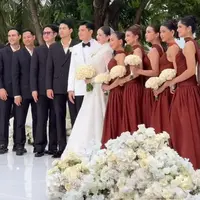 Sejumlah sahabat dekat Ranty Maria, seperti Dea Annisa, Hana Saraswati, Laura Theux, hingga Sarah Kiehl, dipercaya menjadi bridesmaid dan tampil memukau dalam balutan busana serasi. [@sarahkiehl].