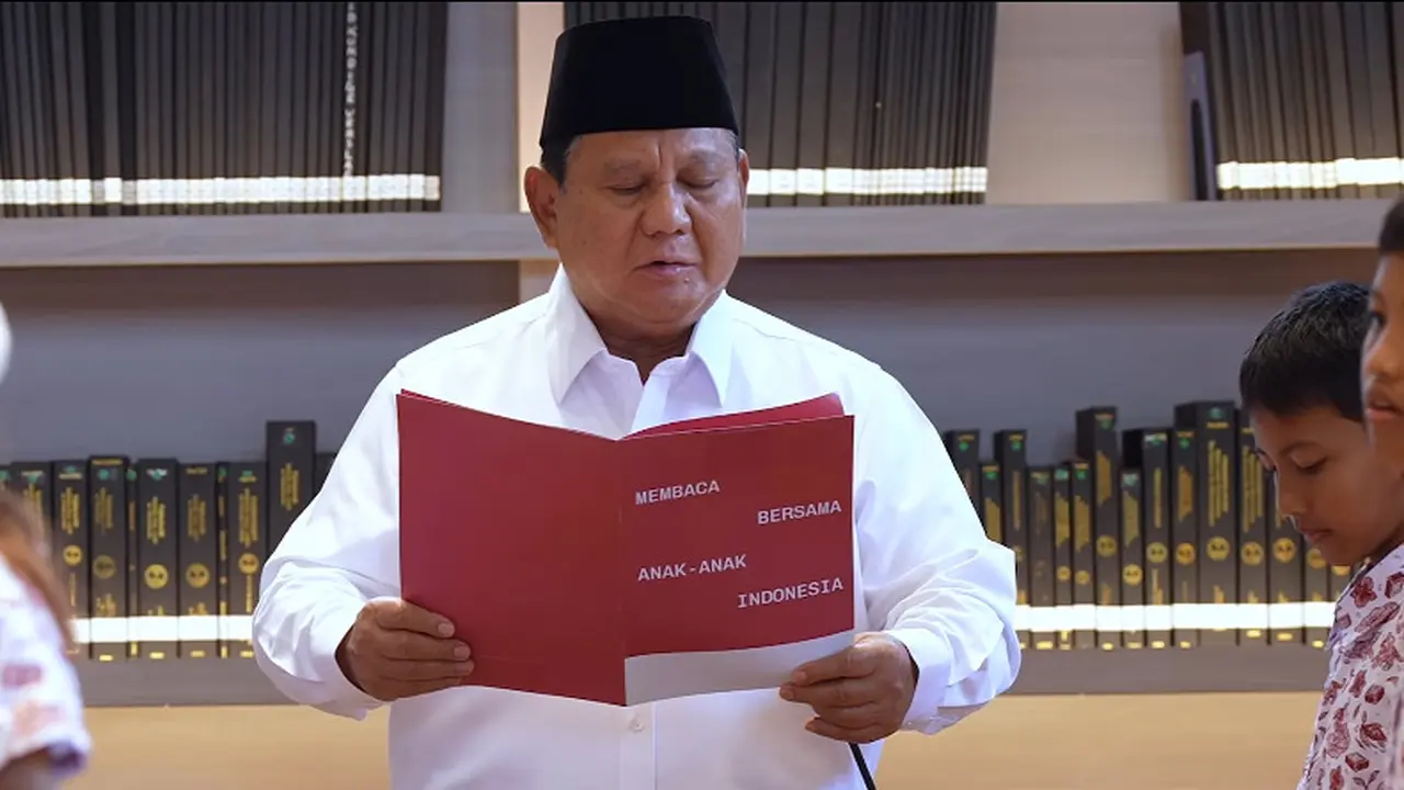 Prabowo Subianto memimpin pembacaan teks Sumpah Pemuda bersama sejumlah siswa sekolah dasar (SD).