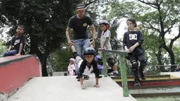 Sejumlah anak berlatih skateboard di TMII, Jakarta, Sabtu (8/9/2018). Green Skate Lesson yang didirikan oleh mantan atlet skateboard, Tony Sruntul, merupakan wadah regenerasi skateboarder bertalenta. (Bola.com/M Iqbal Ichsan)