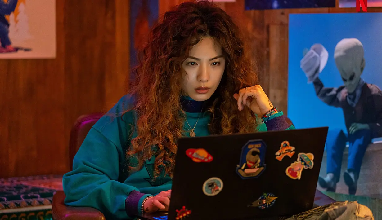 Glitch yang tayang pada 7 Oktober, mempertemukan Nana yang memerankan Bora dan Jeon Yeo Been sebagai Hong Ji Hyo. Kisahnya tentang Hong Ji Hyo yang kembali bertemu dengan sahabat lamanya yang getol meriset fenomena UFO, kala mencari kekasihnya yang mendadak hilang. (Foto: Netflix via Soompi)