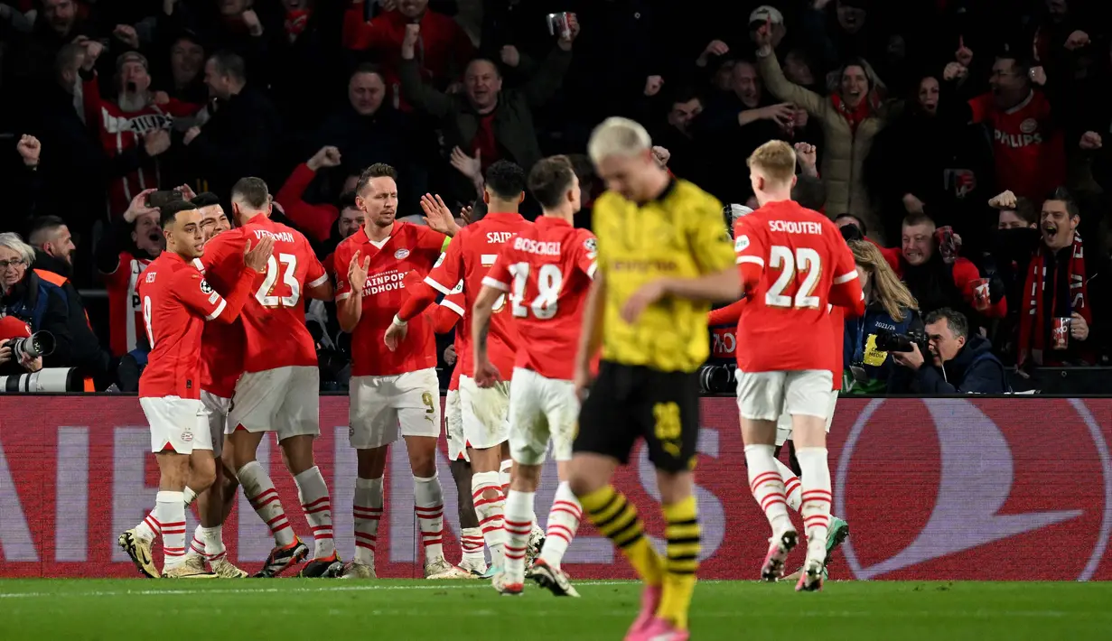 Sementara, tuan rumah PSV Eindhoven baru bisa menyamakan kedudukan lewat gol titik putih yang dicetak Luuk de Jong pada menit ke-56. (JOHN THYS/AFP)