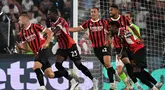 Bek AC Milan, Strahinja Pavlovic (kiri) melakukan selebrasi setelah mencetak gol pertama bagi timnya dalam laga Serie A Italia melawan Lazio di Stadion Olimpico, Roma, 31 Agustus 2024. (Tiziana Fabi/AFP)