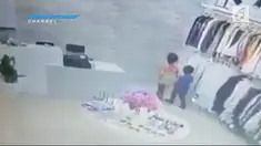 Dua bocah bekerjasama mencuri sebuah ponsel saat sang Ibu mengalihkan perhatian pegawai.