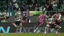 Pemain Sporting CP, Paulinho (kiri) merayakan gol kedua timnya ke gawang Arsenal pada laga leg pertama Liga Europa 2022/2023 di Jose Alvalade Stadium, Lisbon, Jumat (10/03/2023) dini hari WIB. Laga berakhir dengan skor imbang 2-2. (AP Photo/Armando Franca)