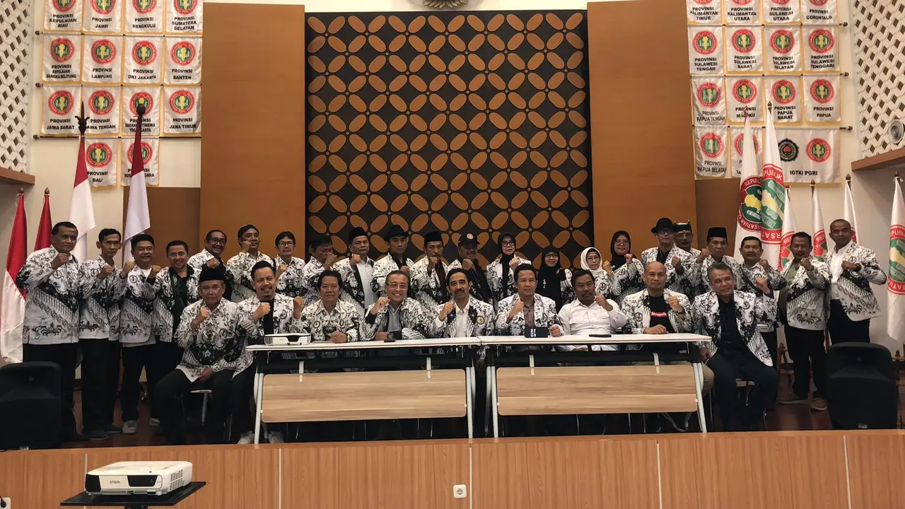 Pengurus Besar Persatuan Guru Republik Indonesia (PB PGRI) periode 2023-2028 menduduki Kantor PB PGRI yang berada di Jalan Tanah Abang III, Jakarta Pusat, Kamis (16/11/2023). (Istimewa)