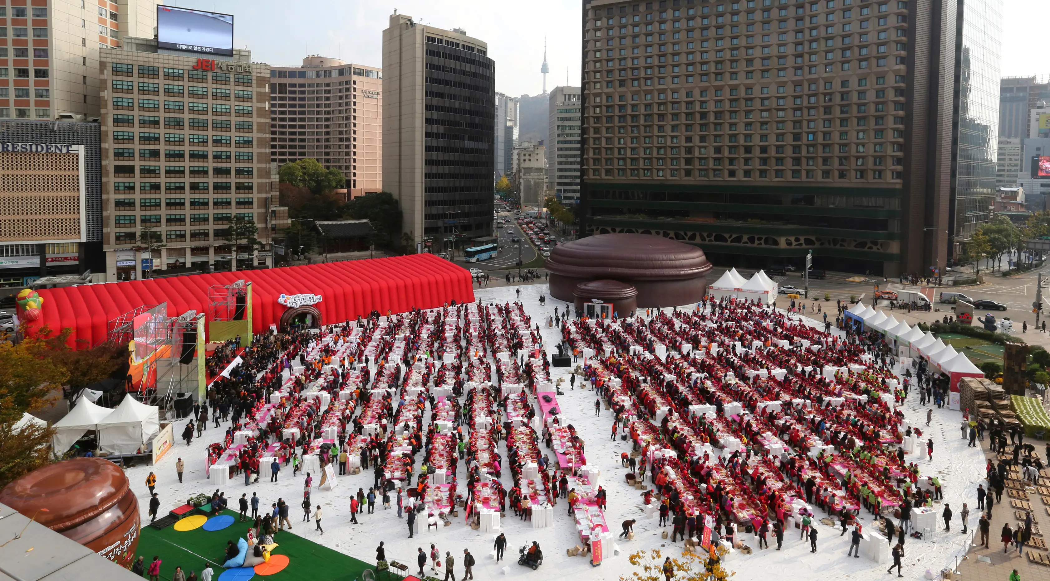 Ribuan orang membuat kimchi, hidangan tradisional Korea Selatan, selama Festival Kimchi tahunan di pusat kota Seoul, Jumat (3/11). Kimchi merupakan makanan yang terbuat dari sawi putih atau lobak yang difermentasikan. (AP Photo/Ahn Young-joon)