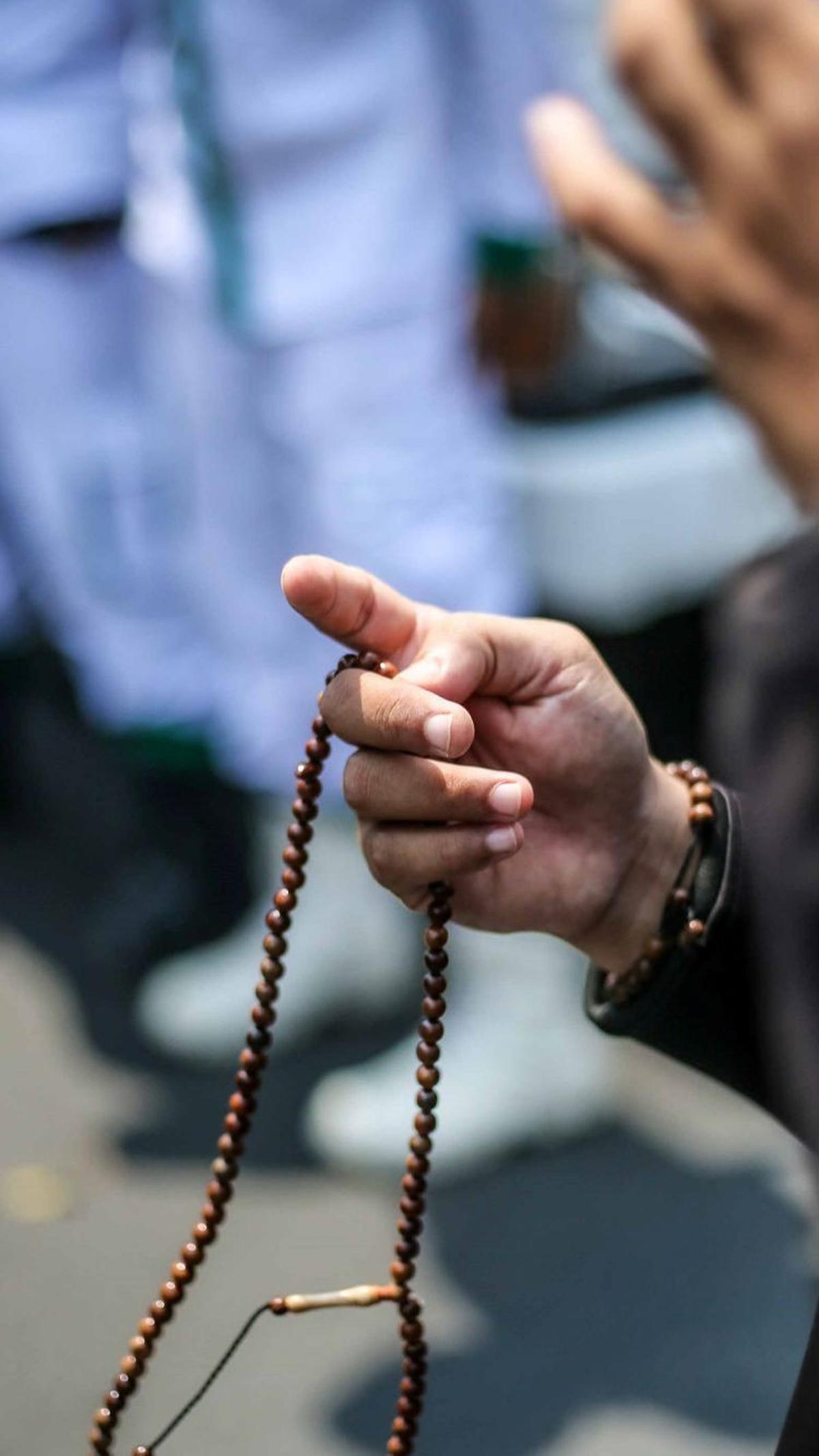 Mereka menggemakan zikir hingga solawat selama beraksi.