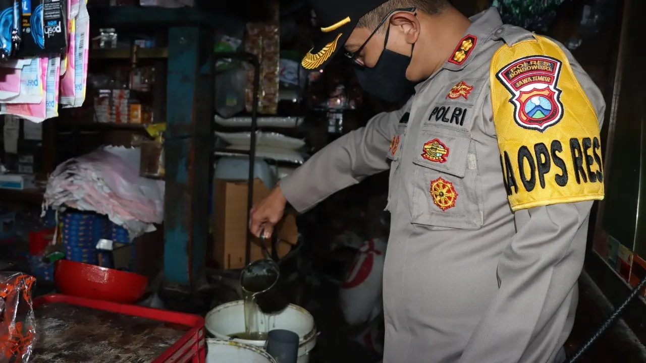 Kapolres  Bondowoso AKBP Wimboko  sidak minyak goreng di pasar Induk Bondowoso (Istimewa)